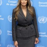 O homem de 55 anos parecia poderoso em um terninho cinza combinando, apresentando um blazer sob medida com saia combinando