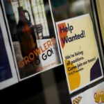 Mercado de trabalho dos EUA estagna, taxa de desemprego aumenta antes da decisão do Fed