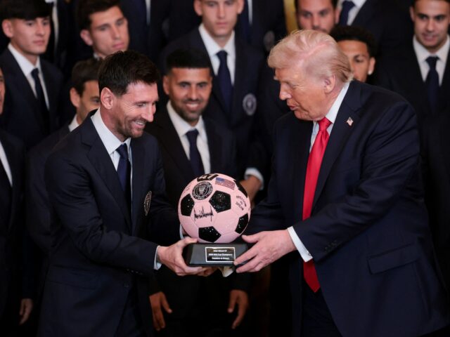 Messi criticado por aplaudir Trump em meio a ataques dos EUA ao Irã
