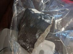 ‘Meteorito’ bate na casa de uma mulher enquanto os moradores ficam aterrorizados com o enorme estrondo sônico Na foto: O meteorito que caiu na casa de Sherrie James nos arredores de Houston no sábado