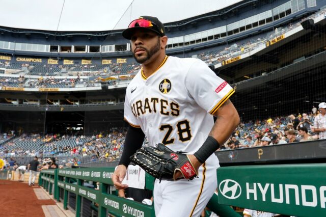 Tommy Pham #28 do Pittsburgh Pirates entra em campo contra o Toronto Blue Jays no PNC Park em 20 de agosto de 2025 em Pittsburgh, Pensilvânia.