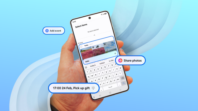 Samsung Galaxy S26 em azul celeste com uma planta