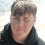 Alfie Mullans, 18 anos, morreu de meningite B em 2023, apenas 18 horas depois de reclamar pela primeira vez de dor de cabeça