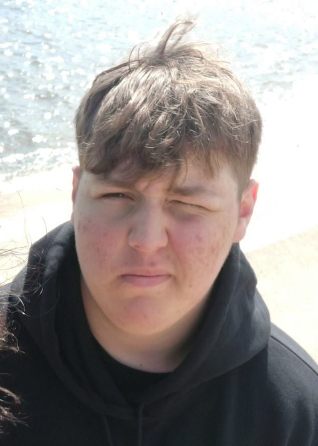 Meu filho voltou da escola com dor de cabeça... 18 Alfie Mullans, 18 anos, morreu de meningite B em 2023, apenas 18 horas depois de reclamar pela primeira vez de dor de cabeça