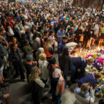 Milhares de pessoas ficaram em silêncio numa vigília na noite passada para homenagear Aidan Becker, de 22 anos.