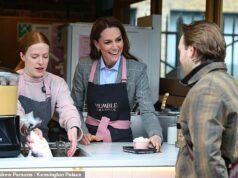 Meu nome é Kate e serei sua atendente hoje! Princesa de Gales encanta os fãs reais ao se tornar barista durante uma viagem surpresa ao Borough Market para ajudar a causa dos sem-teto de William O Príncipe e a Princesa de Gales na sobremesa de Humble Crumble no Borough Market hoje