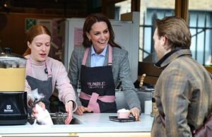 Meu nome é Kate e serei sua atendente hoje! Princesa de Gales encanta os fãs reais ao se tornar barista durante uma viagem surpresa ao Borough Market para ajudar a causa dos sem-teto de William O Príncipe e a Princesa de Gales na sobremesa de Humble Crumble no Borough Market hoje