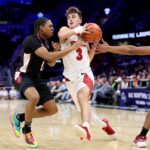 O guarda do Miami (OH) RedHawks, Luke Skaljac (3), vai até a cesta enquanto o guarda do UMass Minutemen, Danny Carbuccia (0), defende durante as quartas de final do MAC em 12 de março de 2026.