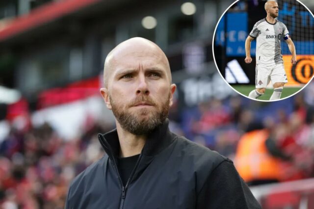 O técnico Michael Bradley, do New York Red Bulls, observa durante o primeiro tempo de uma partida da MLS contra o New England Revolution no Sports Illustrated Stadium em 28 de fevereiro de 2026 em Harrison, Nova Jersey. 