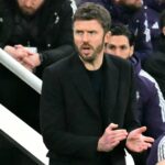 Michael Carrick faz promessa após a primeira derrota no comando do Man Utd contra o Newcastle, de 10 jogadores