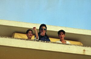 Michael Jackson é acusado de molestar menino na casa de Elton John e Elizabeth Taylor Michael Jackson é acusado de molestar menino na casa de Elton John e Elizabeth Taylor