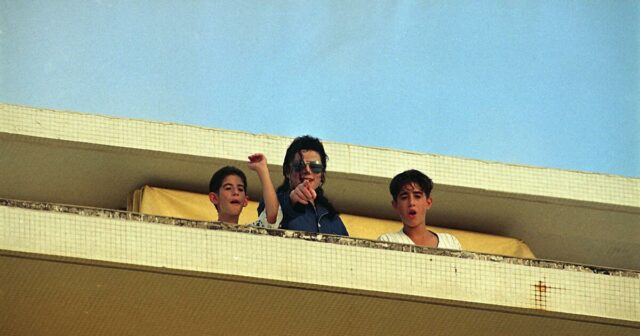 Michael Jackson é acusado de molestar menino na casa de Elton John e Elizabeth Taylor
