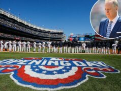 Michael Kay fala no Netflix roubando o dia de abertura dos Yankees do YES: ‘É uma merda’ Um homem de terno azul com gravata listrada e lenço branco no bolso.