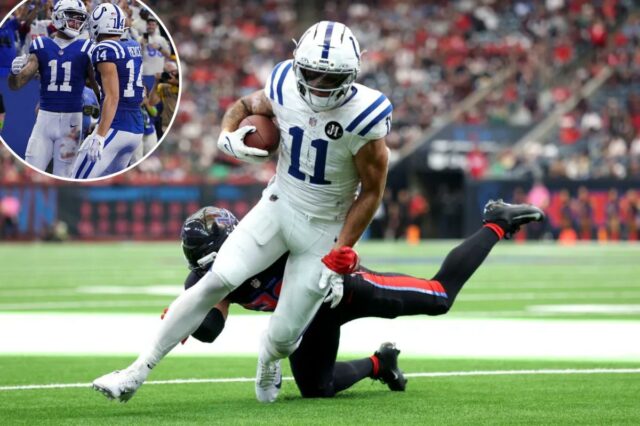 O wide receiver do Indianapolis Colts, Michael Pittman Jr., carregava a bola de futebol enquanto fugia do safety Jalen Pitre do Houston Texans.