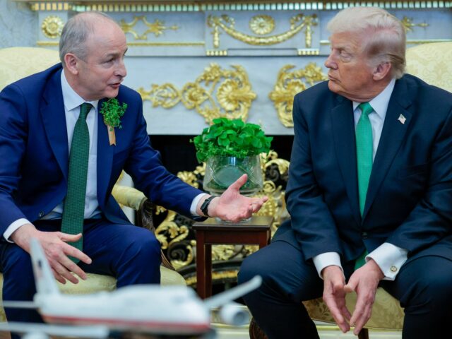 Micheal Martin e Trump da Irlanda em estranha troca no Dia de São Patrício
