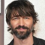 Michiel Huisman se junta ao piloto Dick Wolf da NBC 'What the Dead Know'