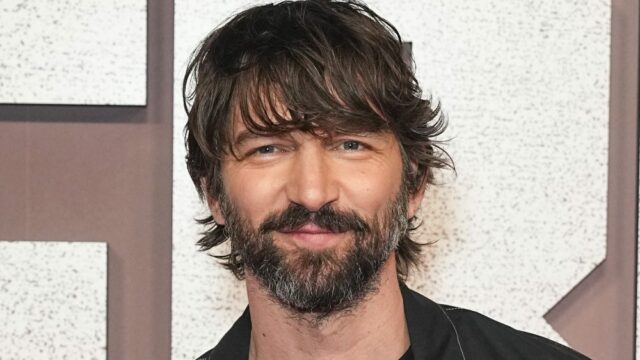 Michiel Huisman se junta ao piloto Dick Wolf da NBC 'What the Dead Know'
