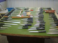 Michigan Knifemaker fecha loja após admitir usar aço chinês e rotulá-lo como feito nos EUA Uma mesa com feltro verde com Facas Bark River dispostas em cima.