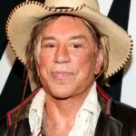 Mickey Rourke despejou mais de US$ 60.000 em aluguel não pago depois de recusar US$ 100.000 em doações