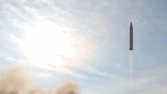 Mídia iraniana divulga imagens de mísseis sendo lançados
