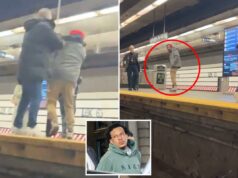 Migrante acusado de empurrar um homem de 83 anos, outro homem nos trilhos do metrô, saiu calmamente após o crime, mostra um vídeo chocante Bairon Hernandez, 34 anos, com capuz verde claro, sendo escoltado por detetives após sua prisão.