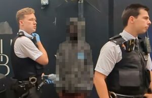 Migrante de hotel de asilo que deixou mulher cega apavorada ao invadir sua casa é inocentado pela polícia por falta de provas Uma foto tirada na sequência capturou o homem olhando para o público enquanto a polícia o detinha depois que ele aterrorizou uma mulher cega ao invadir sua casa.