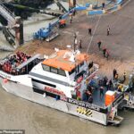 Um grupo de pessoas consideradas migrantes chega a bordo de um navio da Força de Fronteira viajando para Ramsgate, em Kent, em 6 de março de 2026.