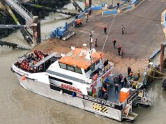 Migrantes iranianos já estão na costa do Canal da Mancha tentando chegar à Grã-Bretanha para escapar da guerra – e alertam que “há muitos mais a caminho” Um grupo de pessoas consideradas migrantes chega a bordo de um navio da Força de Fronteira viajando para Ramsgate, em Kent, em 6 de março de 2026.