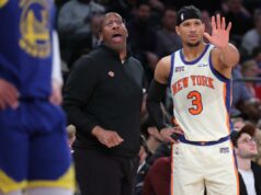 Mike Brown não está pronto para mudar a escalação inicial dos Knicks, apesar da raiva por partidas lentas Mike Brown (L.) e Josh Hart assistem durante o jogo Knicks-Warriors em 15 de março de 2026.