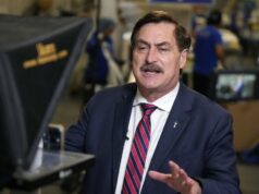 Mike Lindell parece receber um processo no meio da entrevista: ‘Não estou aceitando’ | Vídeo Trump, Kimmel