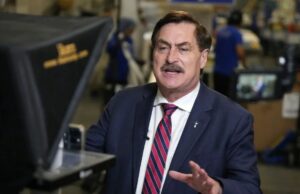 Mike Lindell parece receber um processo no meio da entrevista: ‘Não estou aceitando’ | Vídeo Yahoo news home