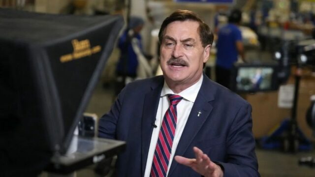 Mike Lindell parece receber um processo no meio da entrevista: Yahoo news home