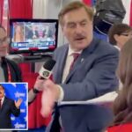 Mike Lindell ‘entregou documentos judiciais’ durante entrevista diante das câmeras no CPAC – e joga documentos de lado