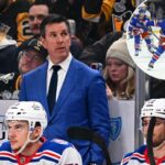O técnico Mike Sullivan, do New York Rangers, enfrenta o Pittsburgh Penguins na PPG PAINTS Arena em 31 de janeiro de 2026 em Pittsburgh, Pensilvânia.