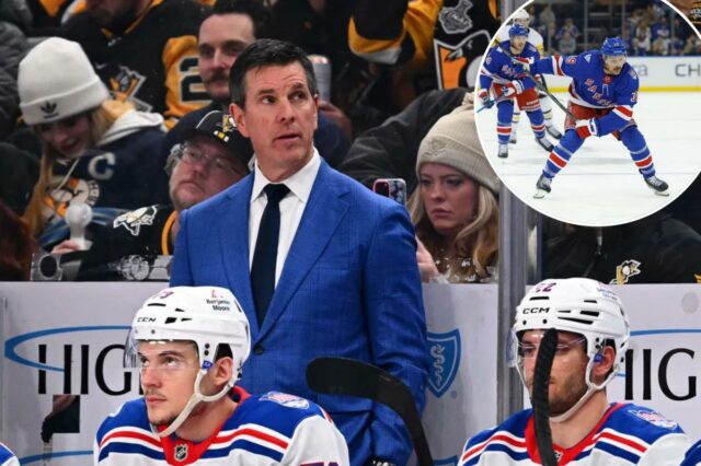   O técnico Mike Sullivan, do New York Rangers, enfrenta o Pittsburgh Penguins na PPG PAINTS Arena em 31 de janeiro de 2026 em Pittsburgh, Pensilvânia. 