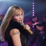 Miley Cyrus canta 'Best of Both Worlds' e 'The Climb' como Hannah Montana e tem uma reunião emocional com os pais no trailer especial do 20º aniversário