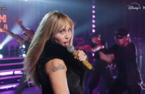 Miley Cyrus canta ‘Best of Both Worlds’ e ‘The Climb’ como Hannah Montana e tem uma reunião emocional com os pais no trailer especial do 20º aniversário Miley Cyrus canta 'Best of Both Worlds' e 'The Climb' como Hannah Montana e tem uma reunião emocional com os pais no trailer especial do 20º aniversário