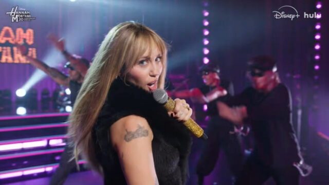 Miley Cyrus canta 'Best of Both Worlds' e 'The Climb' como Hannah Montana e tem uma reunião emocional com os pais no trailer especial do 20º aniversário

