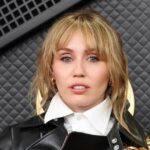 Miley Cyrus chora e diz que o especial de aniversário de 'Hannah Montana' 'fica emocionado'