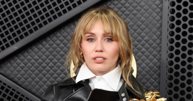 Miley Cyrus chora e diz que o especial de aniversário de 'Hannah Montana' 'fica emocionado'