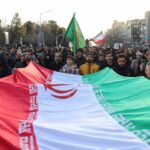 Milhares de pessoas no Irão lamentam a morte de Khamenei