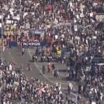 Marcha “No Kings” ocorrendo no centro de San Diego em 28 de março de 2026. (SkyFox/KUSI no SKy)