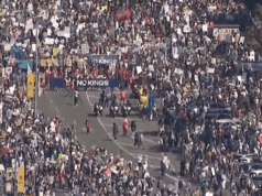 Milhares marcham no centro de San Diego para protesto ‘No Kings’ Marcha “No Kings” ocorrendo no centro de San Diego em 28 de março de 2026. (SkyFox/KUSI no SKy)