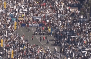 Milhares marcham no centro de San Diego para protesto ‘No Kings’ Marcha “No Kings” ocorrendo no centro de San Diego em 28 de março de 2026. (SkyFox/KUSI no SKy)