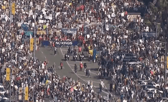 Marcha “No Kings” ocorrendo no centro de San Diego em 28 de março de 2026. (SkyFox/KUSI no SKy)
