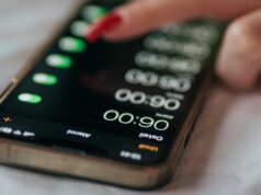 Milhões de australianos terão uma hora extra de sono com o fim do horário de verão Fim do horário de verão, madrugada, Praia de Maroubra.