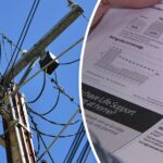 Eletricista não identificado realizando instalação de painel solar no telhado da casa usando chave de fenda sem fio