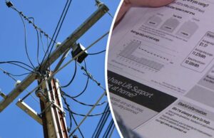 Milhões de famílias poderiam economizar centenas em contas de energia a partir de julho Eletricista não identificado realizando instalação de painel solar no telhado da casa usando chave de fenda sem fio