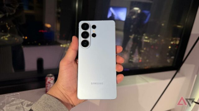 Samsung Galaxy S26 Ultra na mão