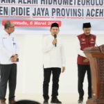 Ministro da Administração Interna e Ministro dos Assuntos Sociais transferem a primeira fase da assistência social de quase 900 mil milhões de IDR para comunidades afectadas por catástrofes